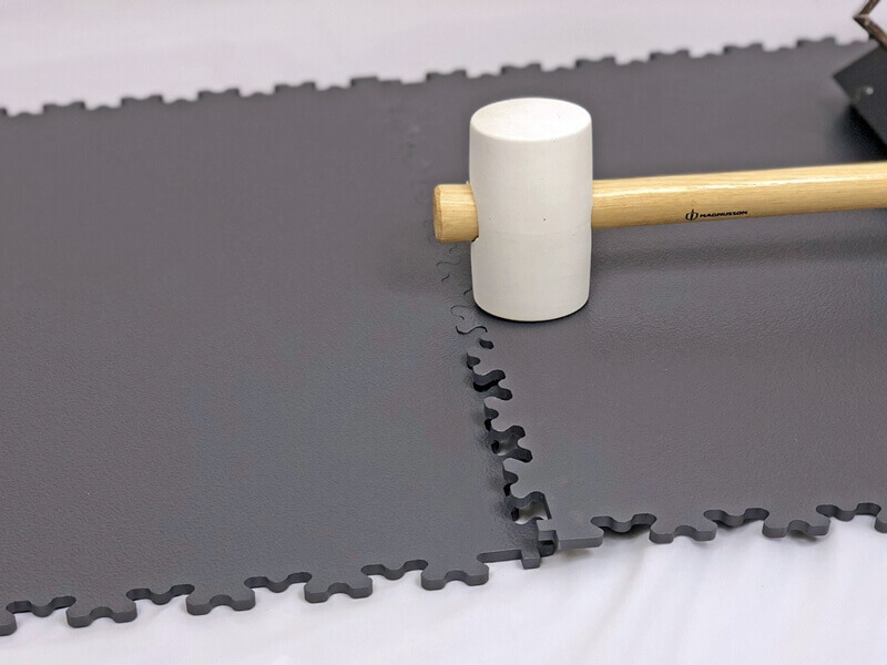 Vinylový modulový štvorec R-Tile 9004 Black a vinylový modulový štvorec R-Tile 1018 Yellow